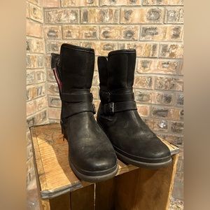 Black women’s UGG short boots